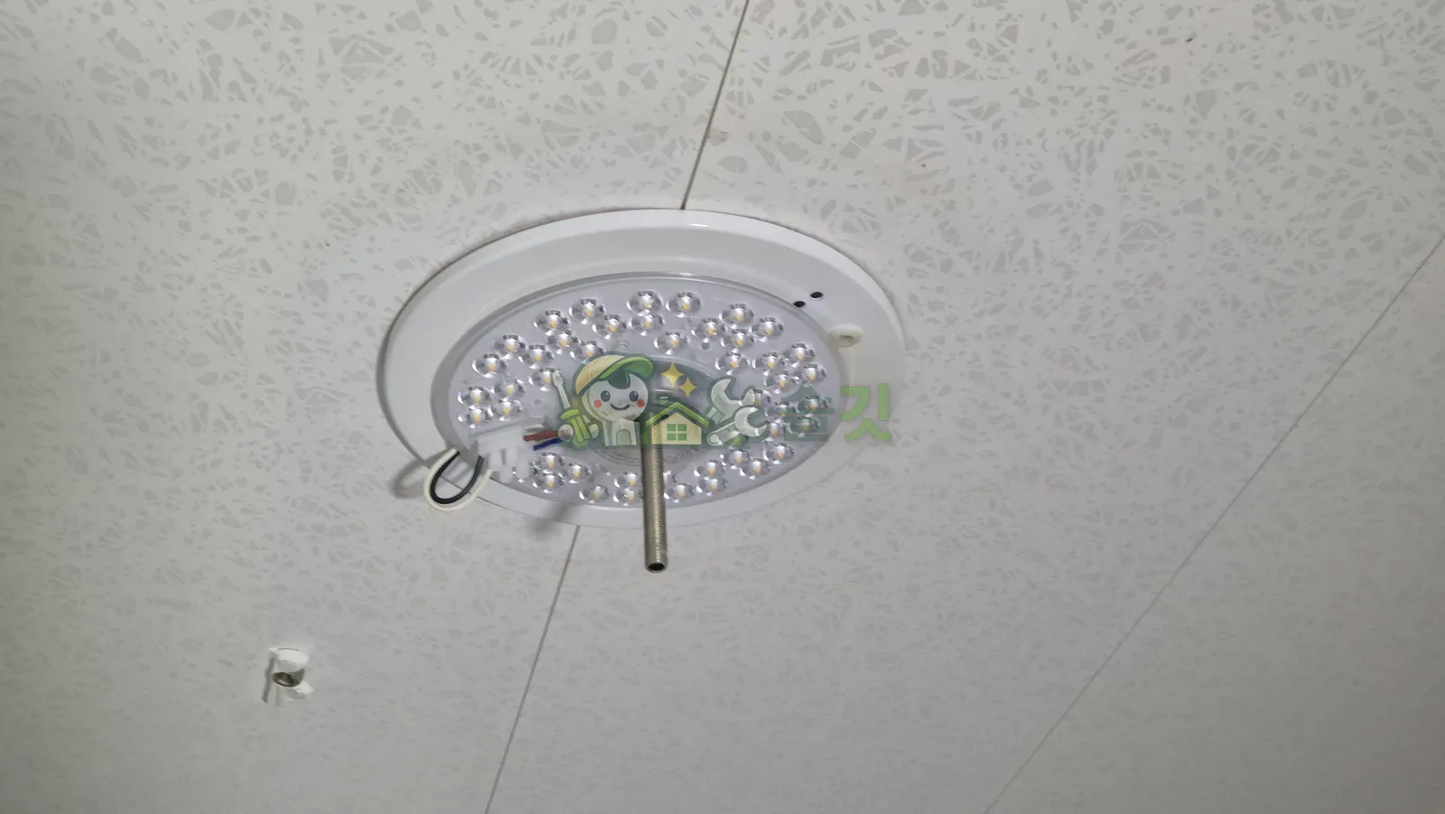 새 LED기판을 고정하고 배선